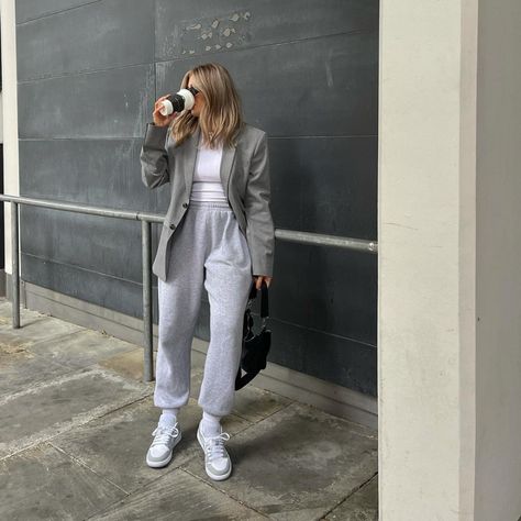 All Posts • Instagram Cute Grey Sweatpants Outfit, Style Grey Sweatpants, What To Wear With Grey Sweatpants, How To Style Grey Sweatpants, Sweatpants Outfit Summer, Grey Sweatpants Outfit, Gray Sweatpants Outfit, How To Wear Sweatpants, Grey Pants Outfit