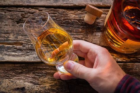 Best Scotch Whisky: The Brand That Changed Whisky In 2018 How To Make Rum, Best Irish Whiskey, Expensive Whiskey, Whisky Collection, Whiskey Distillery, Aged Rum, Mason Jar Meals, Bumbo, Pot Still