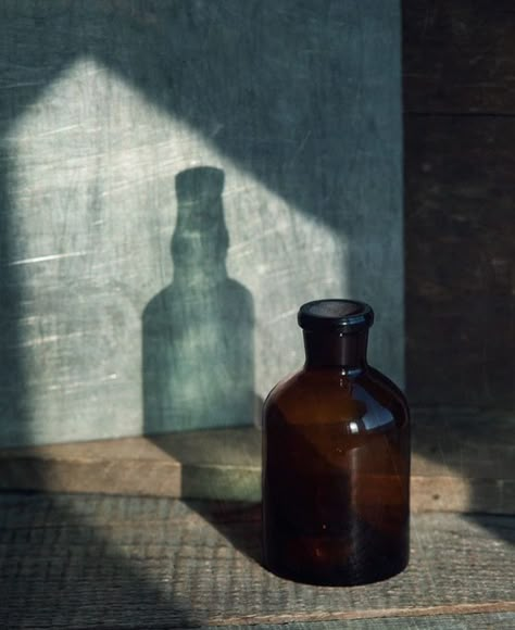 Glass Bottle Photography, Photography Reflection, Bottle Photography, Still Life Pictures, Life Drawing Reference, Glass Photography, Still Life Images, Shadow Photography, Still Life Photos