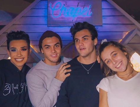 babes 💓 Twin Pictures, Sister Squad, Squad Pictures, Brooklyn And Bailey, Cute Twins, Ghost Adventures, Emma Chamberlain, Dolan Twins, James Charles