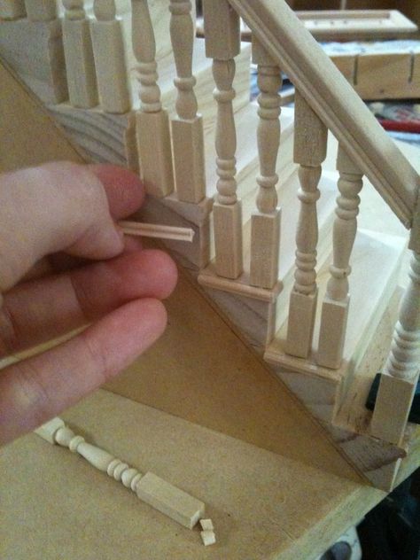 A blog about doll houses, interior design, architecture, furniture and miniatures. Renovating Staircase, Dollhouse Stairs, Dollhouse Staircase, Staircase Paneling, Book Pic, Miniature Building, Dollhouse Decorating, Houses Interior, Building Stairs