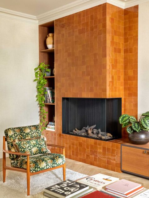 blackband_design_top_10_firplaces (42) Fireplace Midcentury Modern, Brick Fireplace In Living Room, Mid Century Tile Fireplace, Fireplace Next To Stairs, 1970 Fireplace, Mid Century Electric Fireplace, Mcm Fireplace Wall, Cover Up Brick Fireplace, Midcentury Fireplace Ideas