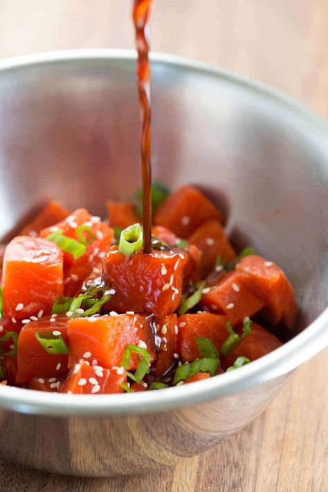 Salmon Poke Recipe, Spicy Salmon Recipes, Salmon Poke Bowl Recipe, Salmon Poke Bowl, Bowls Healthy, Poke Recipe, Recipe Sauce, Poke Bowl Recipe, Salmon Poke