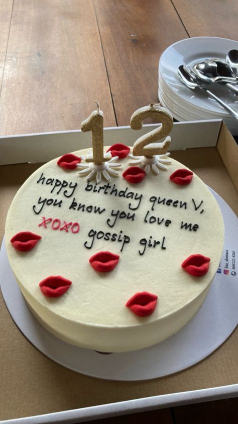 gossip girl cake Xoxo Birthday Cake, Hell Is A Teenage Girl Cake, Cakes For 17th Birthday, 13 Cake Birthday Girl, Cake For 15th Birthday Girl, Gossip Girl Birthday Cake, Gossip Girl Themed Birthday Party, Birthday Cake For 13, Birthday Cake 15th Girl