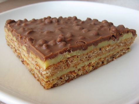 Almondy Daim. THE BEST. Daim Cake, Pasta Cake, Almond Chocolate, Almond Cake Recipe, Turkish Desserts, Cake Liner, Ikea Food, Almond Cake, Pudding Cake