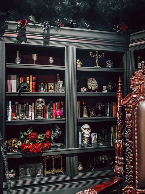 Gothic bookshelf library Dark Bookshelf Styling, Gothic Shelves, Gothic Bookshelves, Dark Bookshelves, Gothic Bookcase, Gothic House Decor, Bookshelves Aesthetic, Home Office Dark, Goth Office