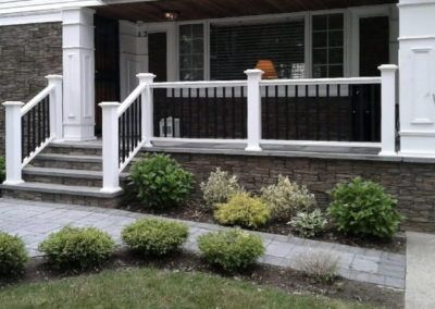 Front Porch Banister Ideas, Outdoor Step Railing Ideas, Front Porch Railing Ideas Modern, Front Porch Banisters And Railings, Modern Farmhouse Porch Railing, Front Step Railing Ideas, Small Front Porch Railing Ideas, White Porch Railing, Black And White Porch