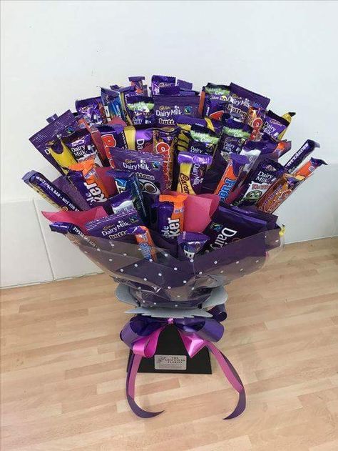 New Dairy Milk Chocolate, Chocolate Bouquet Ideas, Dairy Milk Caramel, Chocolate Basket, Food Bouquet, Chocolate Bouquet Diy, Candy Bouquet Diy, Dairy Milk Chocolate, Caramel Fudge