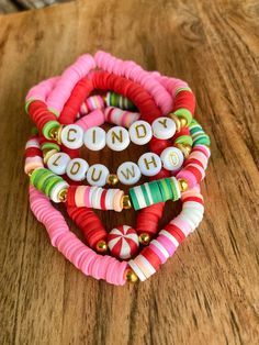 Grinch Bracelet, Christmas Kids Party, Grinchmas Party, Clay Bracelet Ideas, Beaded Bracelet Ideas, Clay Bead Ideas, Clay Bead Bracelet Ideas, Eras Tour Bracelets, Bracelets With Beads