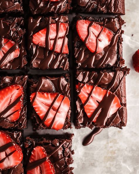 Chocolate Strawberry Brownies Indulge in these rich and decadent Chocolate Strawberry Brownies, perfect for satisfying your sweet tooth. With a luscious strawberry compote swirled into the brownie batter and fresh ... Read more Strawberry Brownie Recipes, Brownies With Strawberries On Top, Strawberry Chocolate Brownies, Chocolate Covered Strawberry Brownies, Chocolate Strawberry Recipes, Chocolate Strawberries Recipe, Chocolate Strawberry Desserts, Strawberry Brownie, Vanilla Brownies