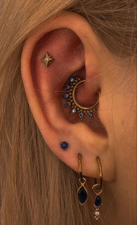 Ear Styling, Minimalist Ear Piercings, Cool Ear Piercings, Pretty Ear Piercings, Cool Piercings, Cute Ear Piercings, Ear Style, Cute Piercings, Piercing Earrings