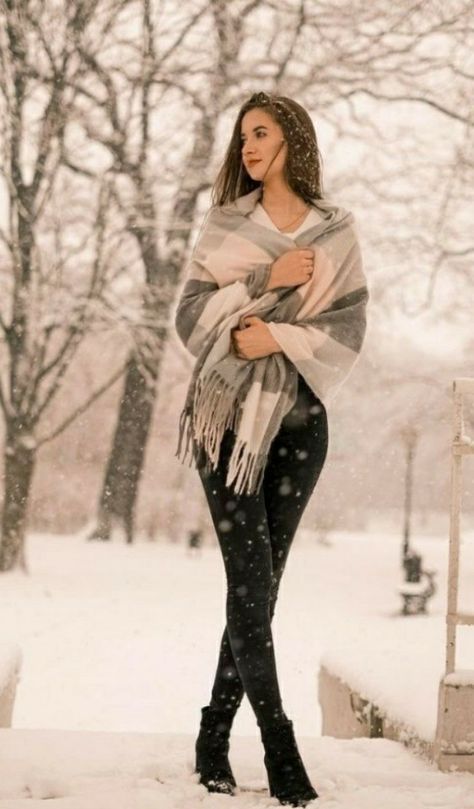 Outfits For Snow Photoshoot, Shimla Photography Poses, Manali Outfit Ideas, Snow Fashion Photography, Snow Photoshoot Ideas, Warm Outfits For Winter, Snow Photo Shoot, Winter Portraits Photography, Winter Senior Pictures