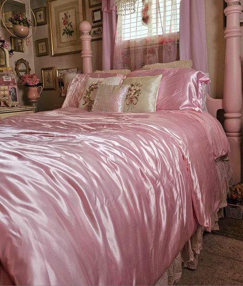 Pink Silk Bedding Aesthetic, 2000s Pink Bedroom, 2000 Bedroom, 2000s Bedroom Aesthetic, Pinterest Room Decor, Girly Room, Aesthetic Rooms, Cute Bedroom Decor, Redecorate Bedroom