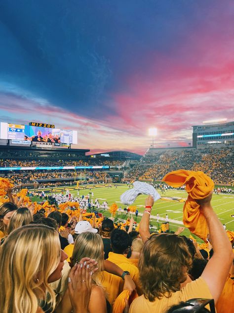 College Aesthetic Sorority, Utk College Aesthetic, Mizzou Wallpaper, App State Aesthetic, Mizzou Sorority, Fun College Aesthetic, University Of Iowa Aesthetic, College Freshman Aesthetic, College Asthetic Picture