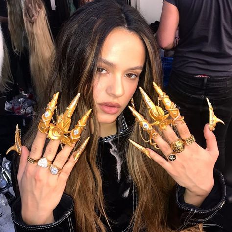 Long Fingernails, Golden Nails, Gold Nail Art, Celebrity Nails, Red Acrylic Nails, Grunge Nails, Latest Nail Art, Art Trends, Home Lifestyle