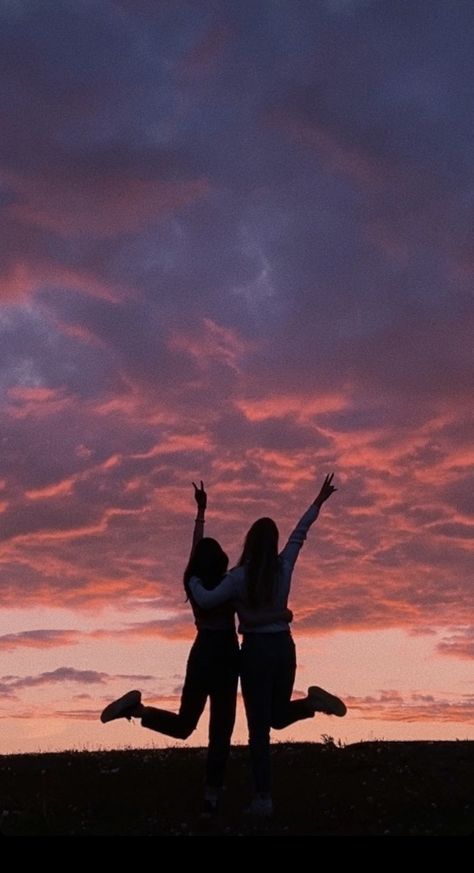 Friends Astetic Pictures, Two Besties Aesthetic Wallpaper, 2 Best Friend Pictures, Photo Profil Best Friend, Cute Sunset Pictures With Friends, Friendship Astethic Pictures, Sister Love Aesthetic, Bestie Aesthetic Pictures, Best Friend Pictures Photo Shoots