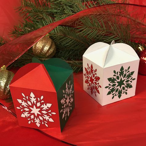 Create, customize and print custom Christmas. Leverage Brother Creative Center's party decorations templates for Snow Flake Gift Box. Gift Box Cricut Template, Cricut Packaging, Free Christmas Decorations, Christmas Gift Box Template, Free 3d Svg, Gift Box Template Free, Cricut Boxes, Printable Garland, Box Templates Printable Free