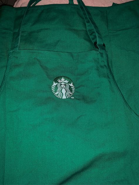 Starbucks Employee Aesthetic, Barista Starbucks, Starbucks Work Outfit, Starbucks Job, Starbucks Worker Aesthetic, Starbucks Job Aesthetic, Starbucks Worker, Starbucks Outfit Barista, Starbucks Barista Aesthetic