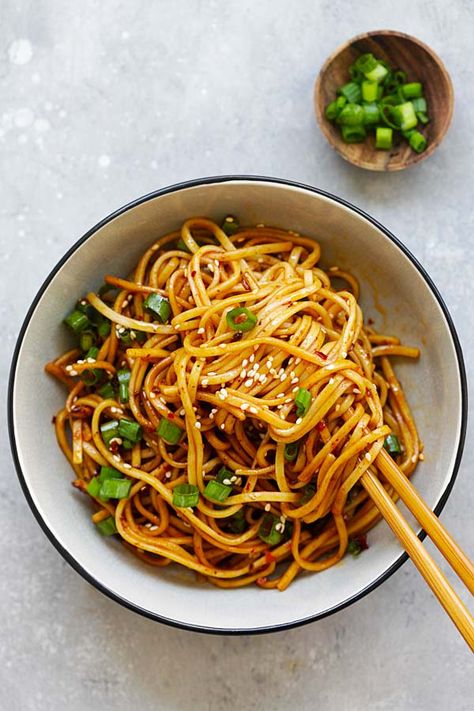 Easy and quick homemade Chinese spicy Sichuan Cold Noodles in a plate. Sichuan Noodles, Cold Noodles Recipes, Sichuan Sauce, Noodle Sauce, Cold Sesame Noodles, Homemade Chinese, Asian Noodle Recipes, Sesame Noodles, Cold Noodles