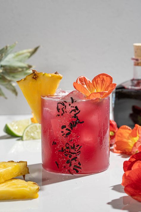 This Hibiscus Pineapple Margarita is the perfect tropical blend of fruity and floral for Spring and Summer parties. Aperol Margarita, Hibiscus Margarita, Pineapple Margarita Recipe, Hibiscus Cocktail, Pineapple Margarita, Liquor Drinks, Cocktail Drinks Recipes, Margarita Recipes, Alcohol Drink Recipes