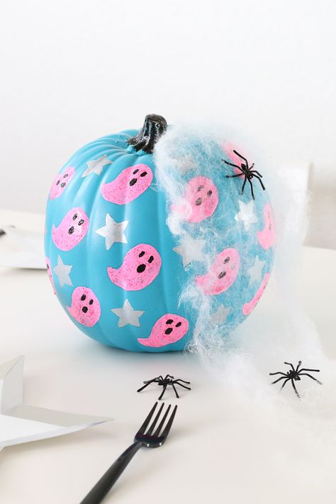 DIY Ghost and Stars Halloween Pumpkin with Michaels Stores Pumkin Decoration, Diy Ghost, Moldes Halloween, Creative Pumpkin Painting, Pumkin Carving, Painting Pumpkins, Ghost Diy, Blue Pumpkin, Halloween Pumpkins Painted