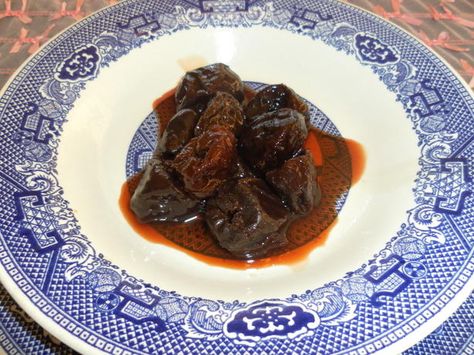 My sweet grandma used stewed prunes as a natural laxative, but my mom likes to eat them as a simple and healthy dessert because slow simmering softens and thickens dried plums into a sweet syrupy goodness. Healthier than taking Ex-lax. Prunes For Constipation, Stewed Prunes, Prune Recipes, Constipation Remedies, Dried Plums, Constipation Relief, Natural Colon Cleanse, Healthy Detox, Colon Cleanse