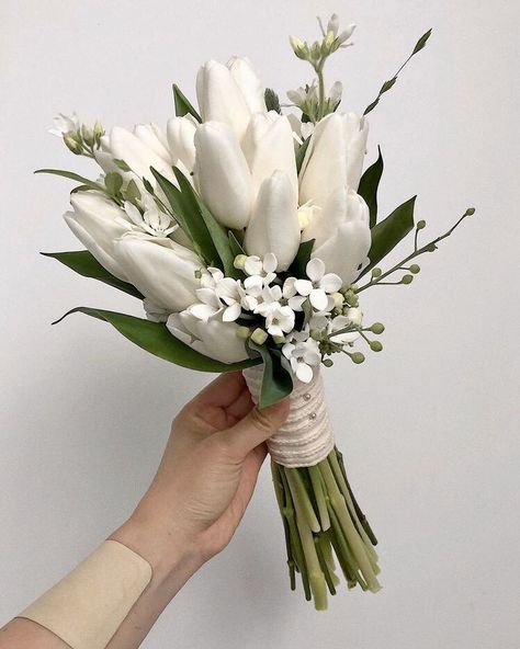 Tulip Bouquet Wedding, Small Wedding Bouquets, Simple Wedding Bouquets, Tulip Wedding, Bridal Bouquet Flowers, Tulip Bouquet, Hand Bouquet, Bride Flowers, White Tulips