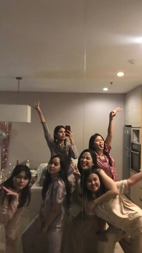 Gurls Squad Aesthetic, Cousin Photo Shoots, Bff Images, Cousin Pictures, Cousin Photo, Happy Birthday Clip, Friendship Photos, Camping Theme Party, Friendship Photoshoot