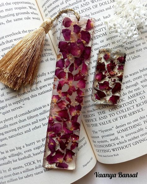 Bookmark Resin Ideas, Resin Bookmark Ideas, Rose Preservation, Epoxy Bookmark, Flower Resin Bookmark, Bookmark Resin, Diy Resin Gifts, Dried Flowers Diy, Resin Bookmarks