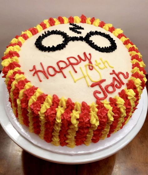 Easy Harry Potter Cakes, Harry Potter Birthday Cake Diy, Harry Potter Easy Cake, Harry Potter Cake Ideas Easy, Harry Potter Birthday Cake Easy, Diy Harry Potter Cake, Simple Harry Potter Cake, Easy Harry Potter Cake, Harry Potter Theme Birthday