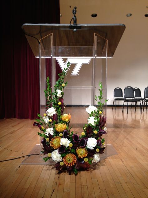 Podium Decorations, Podium Flowers, Stage Flowers, College Event Ideas, Flower Arrangements For Church, Christmas Floral Arrangements Diy, Church Pulpit, Grad 2023, Ceremony Arrangement