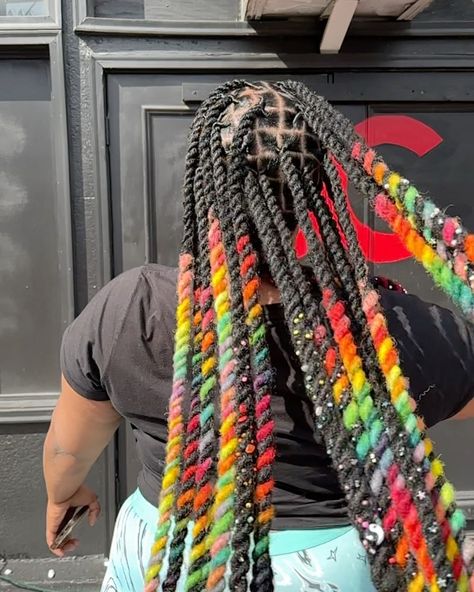 Loc Styles Added Hair, Skunk Stripe On Locs, Loc Color Ideas Black Women, Yarn Locs, Long Loc Styles, Locs Color, Loc Ideas, Short Dreadlocks Styles, Twisted Scarf