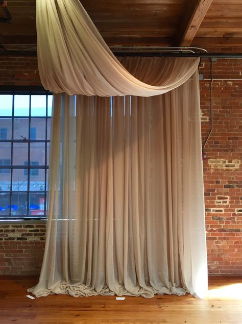 Simple Elegant Bedroom, Fabric Backdrop Wedding, Backdrop Wedding Ceremony, How To Hang Curtains, Wedding Drapery, Wall Drapes, Draping Ideas, Hang Curtains, Fabric Installation