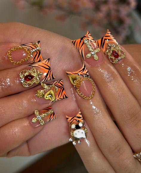 Cincinnati Bengals Nails, Nails Inspo Orange, Medium Freestyle Nails, Art Nails Design Ideas, Lip Nails, 21st Birthday Nails, Nail Inspired, Nails Charms, Junk Nails