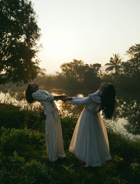 Era Victoria, Sisters Photoshoot, Fotografi Vintage, Vogue India, Cottagecore Aesthetic, White Dresses, Two Girls, India Fashion, Photoshoot Inspiration