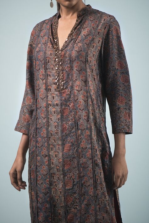 AJRAK celebrates the age-old tradition of Ajrak that involves the printing of complex patterns on fabrics, using natural dyes. A collection with accents of mukaish, zari and metallic embroidery. #GoodEarthSustain Fabindia Kurta Woman, Complex Patterns, Cotton Blouse Design, Metallic Embroidery, Salwar Designs, Good Earth, Kurti Embroidery Design, Long Kurti Designs, Kurta Neck Design