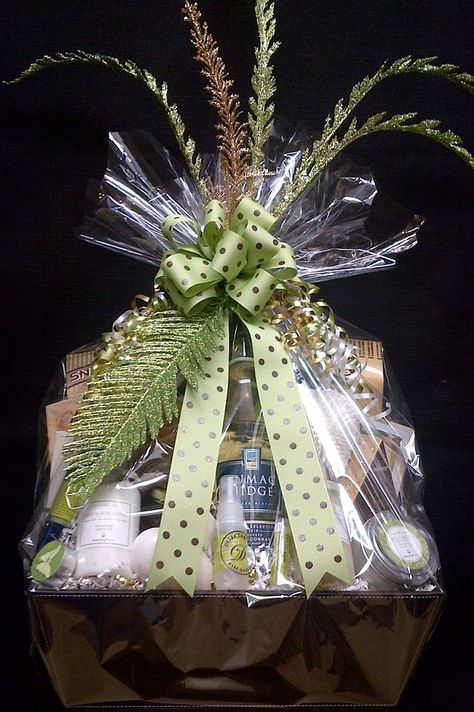 Diy Wine Gift Baskets, Gift Baskets Ideas, Wine Gifts Diy, Baskets Ideas, Fruit Basket Gift, A Gift Basket, Wedding Gifts Packaging, Wine Baskets, Wine Gift Baskets