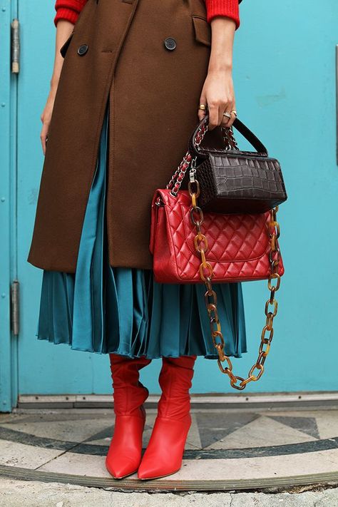 KEEPING UP WITH COLOR // MOROCCANOIL Red And Teal Outfit, Teal Boots Outfit, Teal Bag Outfit, Teal Outfit Ideas Color Combos, Turquoise Outfit Ideas, Teal Outfit Ideas, Accordion Skirts, Pleated Skirt Outfit Ideas, Unique Skirts Design