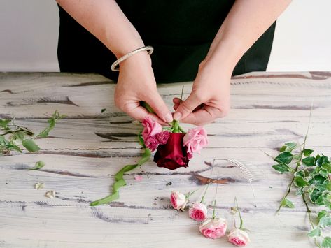 How to Make a Floral Hair Comb - Interflora Diy Wedding Hair Comb, Diy Hair Pieces, Floral Hair Comb Wedding, Floral Bridal Comb, Flower Hair Pins Wedding, Floral Hair Comb, Floral Hair Pieces, Flower Hair Pieces, Floral Hair Pins