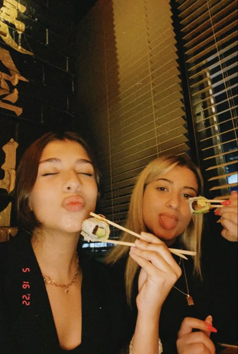 Sushi Photo Ideas, Aesthetic Sushi Pictures, Selfie Ideas With Friends, Sushi Selfie, Sushi Pictures, Dear Bestie, Ideas With Friends, Cafe Photos, Pin Up Poses