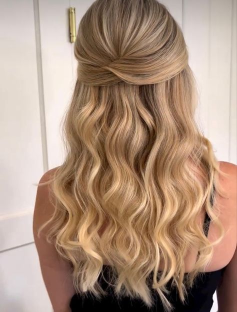 Prom Hair Ideas Straight, Cute Hair For Homecoming, Loose Curls For Prom, Off The Shoulder Prom Dress Hairstyles, Hair For Matric Dance, 18th Hairstyles Birthday, Formal Blonde Hairstyles, Deb Hairstyles Down, Simple Hairstyles Down