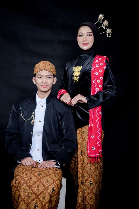 Prewedding Prewedding Hijab, Kebaya Simple, Pose Prewedding, Undangan Digital, Nikah Outfit, Adat Jawa, Batik Kebaya, Foto Shoot, Outfit Hijab