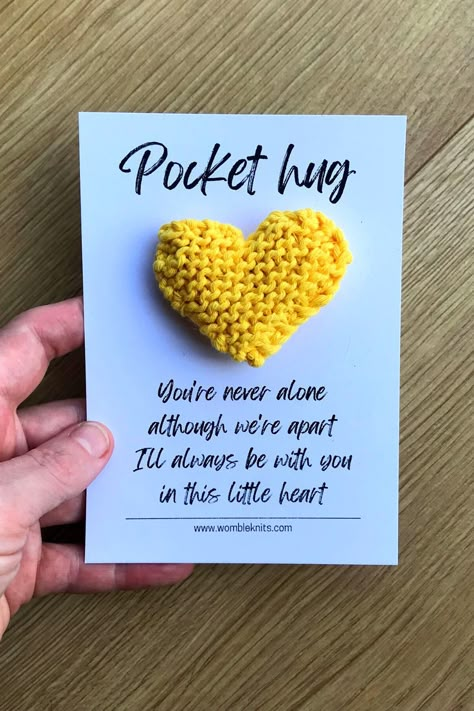 A yellow knit mini stuffed heart on a card with a pocket hug poem Knitted Cards Ideas, Goodbye Gifts For Boyfriend, Pocket Hugs Diy, Pocket Hug Ideas, Yarn Hearts, Surprises For Your Boyfriend, Pocket Hugs, Hug Gifts, Goodbye Gifts