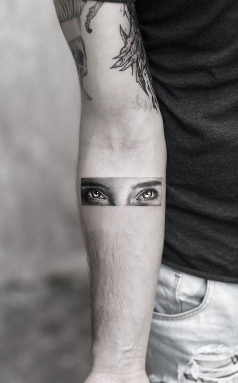 Women’s Eyes Tattoo, Women Eye Tattoo Ideas, Tattoo Of Eyes For Women, Eyes On Hand Tattoo, Eyes Tatoos Ideas, Small Eyes Tattoo, Tattoo Eyes Realistic, Tattoo Eyes Woman, Gf Eyes Tattoo