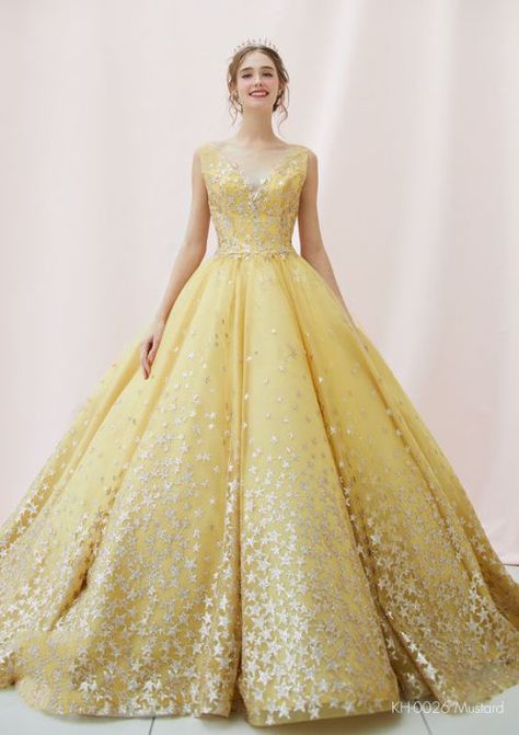 Vestido hermoso XV años color amarillo con mucho brillo Debut Gowns, Prom Dresses Yellow, Princess Ball Gowns, Fantasy Gowns, Fairytale Dress, Beauty Dress, Quince Dresses, Fantasy Dress, Evening Dresses Elegant