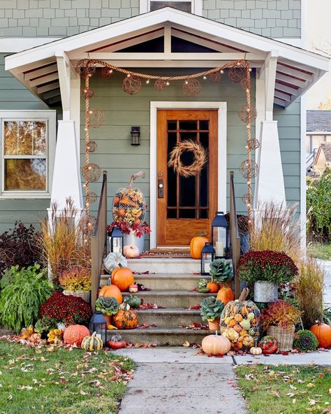 Better Homes & Gardens on Instagram: “Pumpkins and mums and leaves, oh my! 🍂🌼 Whether you have a balcony, a wraparound porch, or just a small stoop, we've got plenty of autumn…” Porch Fall Decor, Fall Front Door Decor, Fall Front Porch Ideas, Fall Front Porch Decor, Fall Front Door, Fall Front Porch, Fall Outdoor Decor, Front Porch Decorating, Fall Decorations Porch