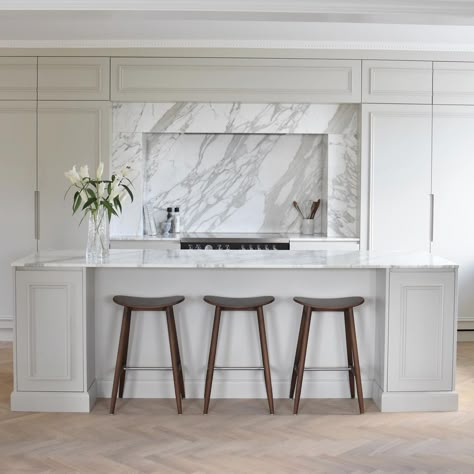 Grey Marble Kitchen, Modern Classic Kitchen, Neoclassical Interior Design, Luxurious Kitchens, Dark Wood Kitchen Cabinets, Marble Kitchen Island, Coco Lapine Design, Dark Wood Kitchens, Classic White Kitchen