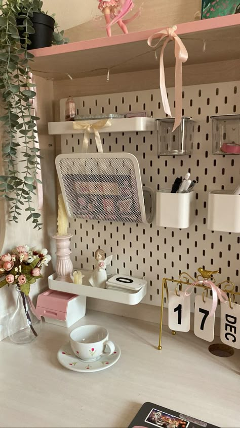 Aesethic Desk, Desk Inspo Pegboard, Coquette Study Table, Aesthetic White Board, Skadis Ikea Ideas, Cute Small Desk, Desk Wall Decor, Ikea Pegboard, Pegboard Ideas