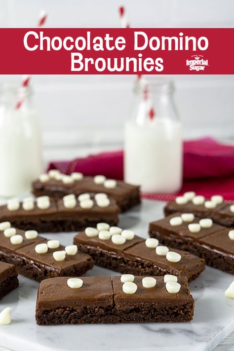 Domino Brownies, Decorated Brownies, Game Night Food, Super Easy Desserts, Domino's Pizza, Easy Dessert Recipe, Party Things, Cookies Brownies, Delicious Brownies