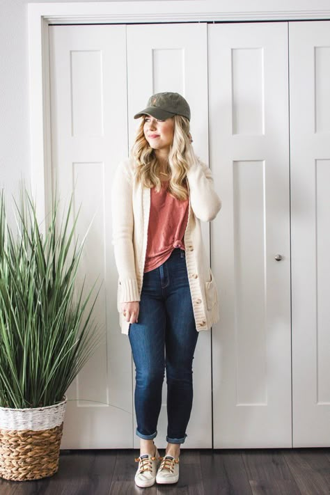 Sperry Sneakers Outfit, Cardigan Spring Outfit, Tan Cardigan Outfit, Cream Cardigan Outfit, Sperry Outfit, Cardigan Outfit Spring, Minimalist Fashion Chic, Sweater And Jeans Outfit, Sweater Cardigan Outfit